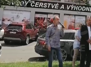 Protest proti indoktrinaci dětí genderovou ideologií před ZŠ Vítězslava Nezvala - Most 31.05.2024
