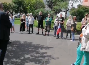 Protest proti indoktrinaci dětí genderovou ideologií před ZŠ Vítězslava Nezvala - Most 31.05.2024
