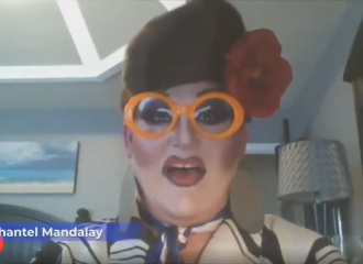 Shane Murnan jako Shantel Mandalay čte dětem pohádky i online