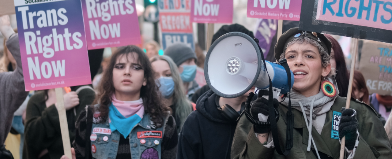 Demonstrující trans aktivisté Transgender aktivisté
